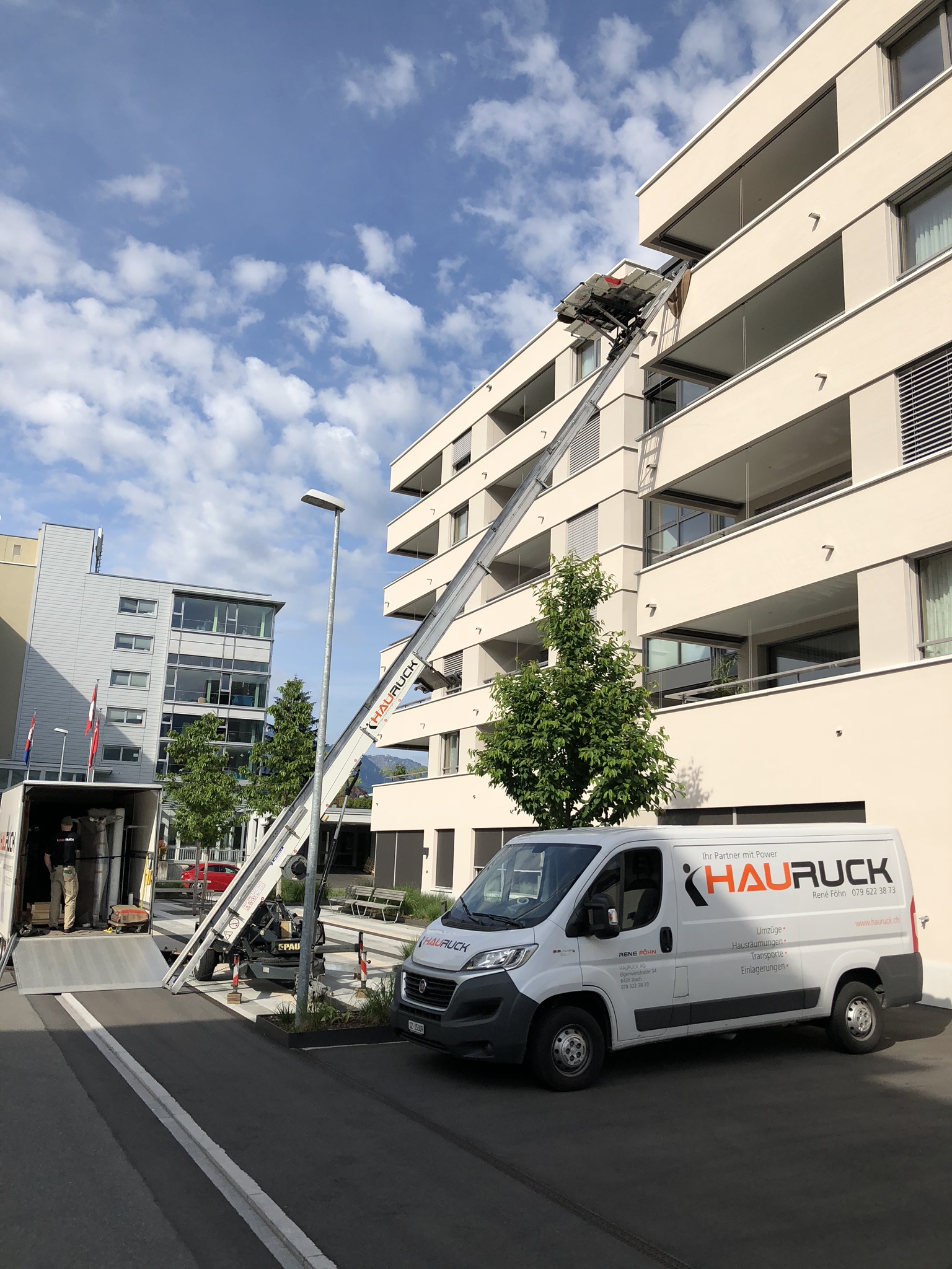 Hauruck-Fahrzeuge und Möbellift bei einem Umzug